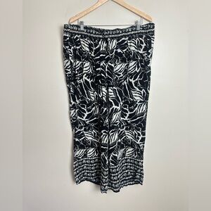 Tribal Size XXL  Black and White Sport Label Close-Up